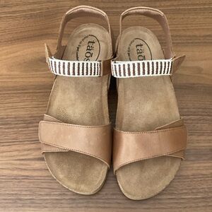 Taos Women’s Symbol Sandal (Size 8), Tan NWOT, Leather and Cork